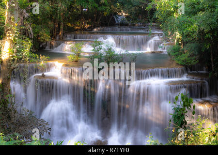 Huay Mae Kamin cascata in Kanjanaburi, Thailandia Foto Stock