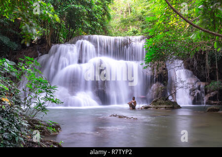 Huay Mae Kamin cascata in Kanjanaburi, Thailandia Foto Stock