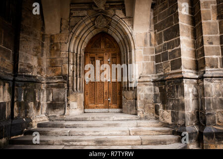 Castello di Praga - architettura gotica di st. La cattedrale di San Vito e la porta sul retro. Repubblica ceca Foto Stock