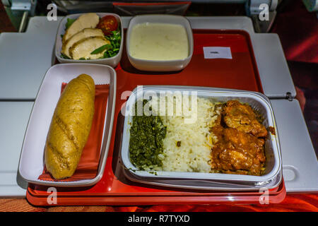 Compagnia aerea Pasto induista con pollo al curry Raita e pane Foto Stock