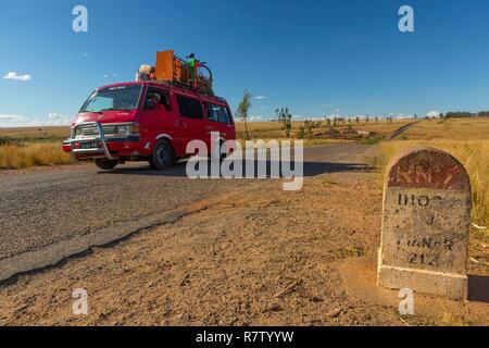 Madagascar, regione di Ihorombe, la National Highway 7, una boccola di taxi Foto Stock