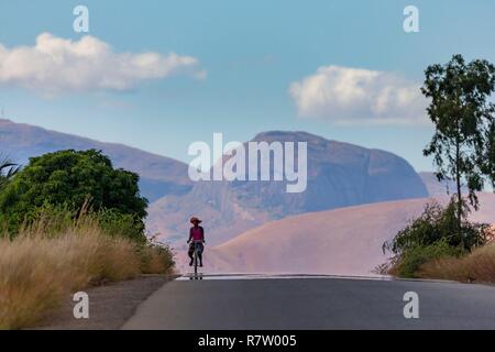 Madagascar, regione di Ihorombe, National Highway 7, donna in bici Foto Stock