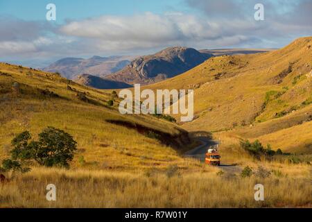 Madagascar, regione di Ihorombe, la National Highway 7, una boccola di taxi Foto Stock