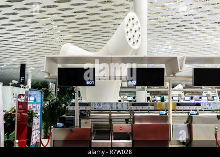 Aeroporto vuoto due banchi check in con cartelloni sistema di ventilazione presso la sala partenze Foto Stock