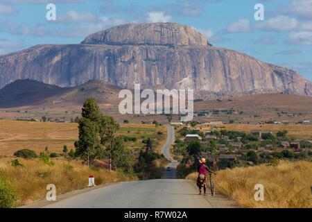 Madagascar, regione di Ihorombe, National Highway 7, donna in bici Foto Stock