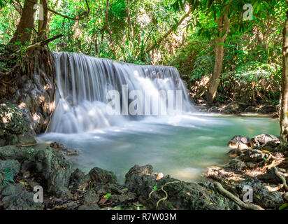 Huay Mae Kamin cascata in Kanjanaburi, Thailandia Foto Stock