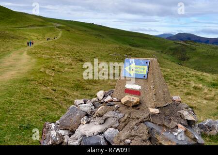 Francia, Pirenei Atlantiques, Paese Basco, Camino de Santiago (la strada di San Giacomo), il GR 65 (grande itinerario pedestri) contrassegnare sulla montagna Urculu tra Saint Jean Pied de Port e Roncisvalle, direzione segno per Roncesvalles in francese e Basco Foto Stock