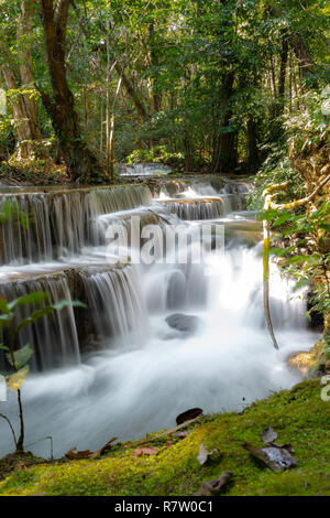 Huay Mae Kamin cascata in Kanjanaburi, Thailandia Foto Stock