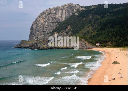 Spagna, Paesi Baschi, Vizcaya Provincia, Regione di Gernika-Lumo, Urdaibai estuario Riserva della Biosfera, Ibarrangelu, Laga beach e il capo di Ogono (279 m) in background Foto Stock