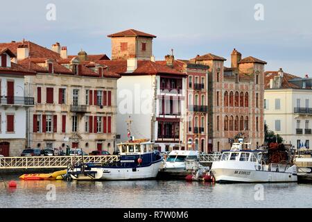 Francia, Pirenei Atlantiques, Paese Basco, Saint Jean de Luz, il porto di pesca e la Maison de l'infante sullo sfondo a destra Foto Stock