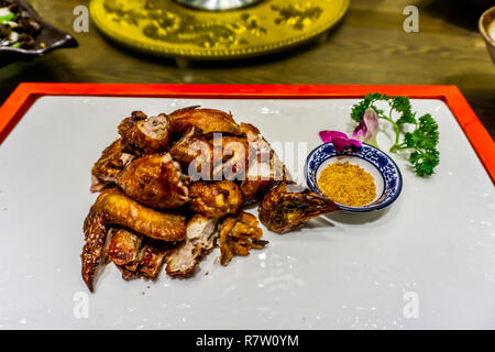 Tutto cinesi fritti e un trito di pollo su una piastra con i condimenti Foto Stock