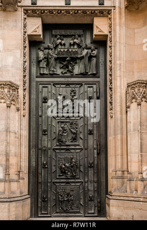 La facciata ovest della cattedrale dei Santi Vito costruita nel XIV secolo. Sportello anteriore con decor, Praga, Repubblica Ceca Foto Stock