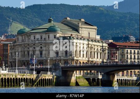 Spagna, Paesi Baschi, provincia di Biscaglia, Bilbao, Teatro Arriaga accanto alla Ria de Bilbao Foto Stock