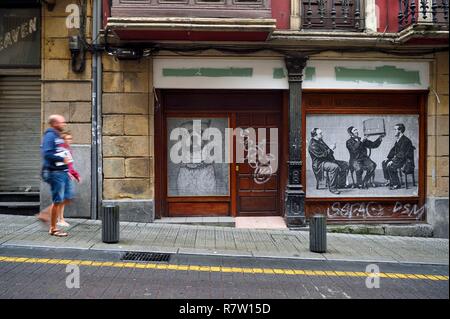 Spagna, Paesi Baschi, provincia di Biscaglia, Bilbao la Vieja (Bilbi), il murale sulla facciata di un negozio nella strada Dos de Mayo Foto Stock