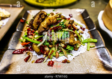 Tradizionale Cinese alla griglia costolette di agnello con le verdure su una piastra Foto Stock