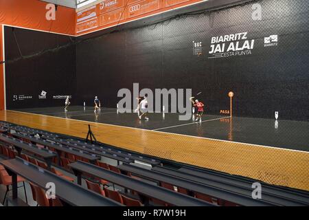 Francia, Pirenei Atlantiques, Paese Basco, Biarritz, Jai Alai Parc des Sports d'Aguilera, cesta punta Foto Stock