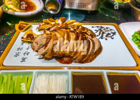 A FETTE cinese Anatra alla Pechinese servita su una piastra con verdure e salsa di soia Foto Stock