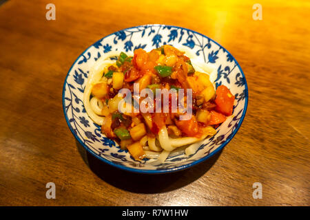 Xinjiang cinese Lagman tagliatelle in una piccola targa con ornamenti blu Foto Stock