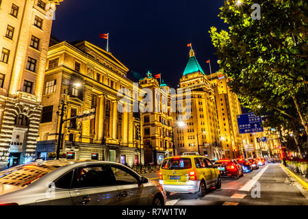 Shanghai Il Bund Promenade di edifici commerciali di notte con vetture al Semaforo rosso Foto Stock