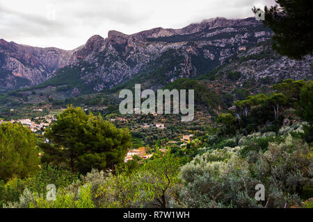 Vista della città di Sóller dal Mirador des Puyol d'En Banya, Mallorca, Maiorca, isole Baleari, Baleari, Spagna, Europa Foto Stock