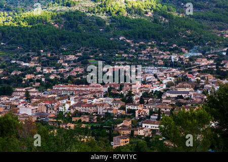 Vista della città di Sóller dal Mirador des Puyol d'En Banya, Mallorca, Maiorca, isole Baleari, Baleari, Spagna, Europa Foto Stock