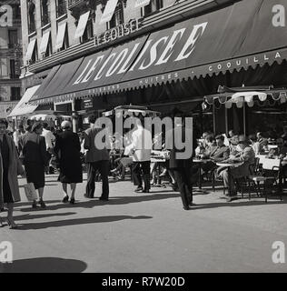 Degli anni Cinquanta, storico, gente seduta all aria aperta sul marciapiede esterno al ristorante Le Colisee, dalla famosa Avenue de Champs Elysees, Parigi, Francia, Foto Stock