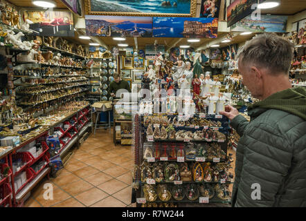 Cliente al negozio di souvenir in Via San Biaggio dei Librai, Centro Storico trimestre, Napoli, campania, Italy Foto Stock