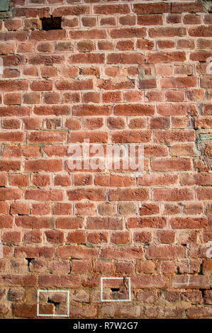 Rosso di un muro di mattoni di edificio in Amristsar jallianwala bagh Foto Stock