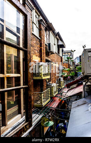 Vecchia Shanghai quartiere Tianzifang Apri finestra edificio con Nuvoloso Pioggia sullo sfondo del cielo Foto Stock