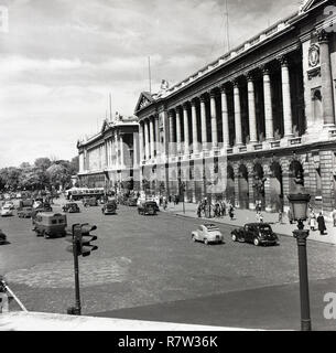 Degli anni Cinquanta, storico, Parigi, Francia, autovetture sulla rue Royale presso la famosa Place de la Concorde - ex Place Louis XV - dominato dal grand colonnadeds edifici dell'Hotel de la Marine e Hotel de Crillon, originariamente progettato come un palazzo per Luigi XV nel 1758. La piazza è la più grande piazza di Parigi. Foto Stock