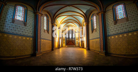 Praga, Repubblica Ceca - 5.12.2018: interno della sala principale nella chiesa protestante Sacre Coeur a Praga, Repubblica Ceca Foto Stock