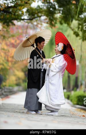 Giappone, isola di Honshu, Kyoto, quartiere di Gion, un giapponese giovane vestito in abiti tradizionali si sposano in Kyoto Foto Stock