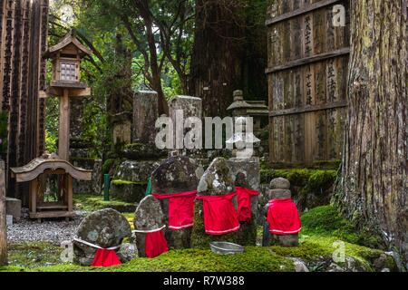 Giappone, isola di Honshu, prefettura di Wakayama, sito del patrimonio culturale mondiale dell UNESCO, Okunoin è un grande cimetery con quasi 200000 tombe. Samurai, famosi e gente comune furono sepolti qui Foto Stock