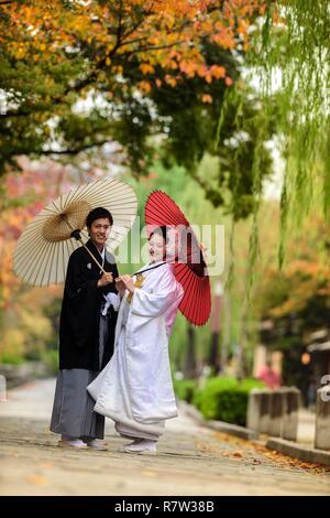 Giappone, isola di Honshu, Kyoto, quartiere di Gion, un giapponese giovane vestito in abiti tradizionali si sposano in Kyoto Foto Stock