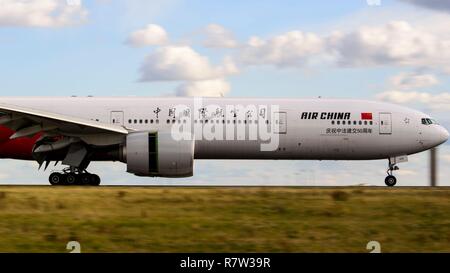 Francia, Val d'Oise, Paris Charles de Gaulle Airport, Boeing 777 di Air China Airlines in arrivo Foto Stock