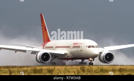 Francia, Val d'Oise, Paris Charles de Gaulle Airport, Boeing 787 di Air India Airlines in arrivo Foto Stock