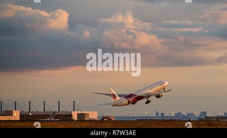 Francia, Val d'Oise, Paris Charles de Gaulle Airport, Boeing 777 di Air China Airlines in decollo Foto Stock