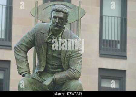 Charles Rennie Mackintosh statua da Andy Scott Foto Stock