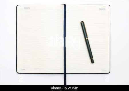 Notebook e matita su sfondo bianco. Sfondo astratti per pittura, disegno e schizzi. Foto Stock