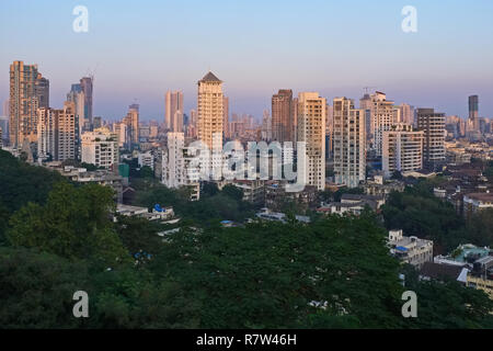 Lo skyline di Mumbai, in particolare la zona di Girgaum e oltre, visto da Pramod Navalkar visualizzazione Galleria sul Malabar Hill Foto Stock