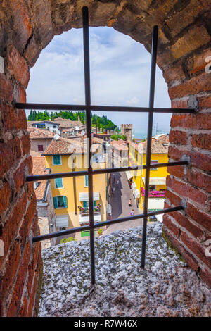 Vista dal castello Scaligero presso la vecchia parte di Sirmione sul lago di Garda, Brescia, Lombardia, Italia Foto Stock