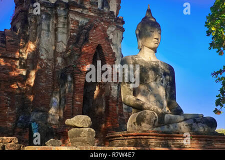 Un meditativo e Buddha seduto figura in Wat Mahathat, Ayutthaya Tailandia Ayutthaya, un ex capitale del vecchio Siam Foto Stock