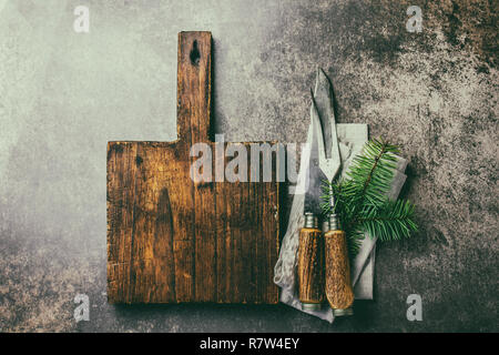 Rustico Vintage set di posate e tagliere di legno, decorazioni di Natale. Menu di Natale sfondo. Foto Stock