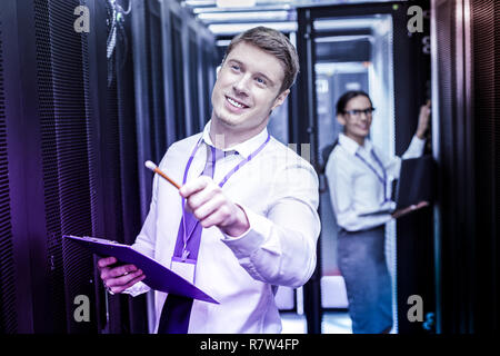 Felice Nizza uomo tenendo una matita in mano Foto Stock