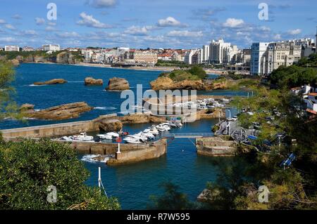 Francia, Pirenei Atlantiques, Paese Basco, Biarritz, Port des Pecheurs, Sainte Eugenie chiesa e facciate di edifici che si trovano sulla Grande Plage (spiaggia grande) Foto Stock