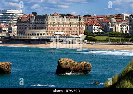 Francia, Pirenei Atlantiques, Paese Basco, Biarritz, la Grande Plage (città più grande spiaggia), la Chiesa Russa Ortodossa e l'Hotel du Palais Foto Stock