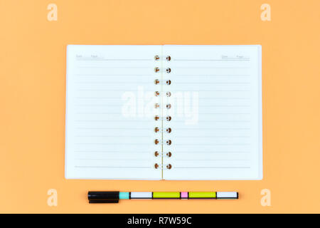 Blocco note per il testo sulla tabella di rosa con copia spazio. Istruzione e concetto di ufficio Foto Stock