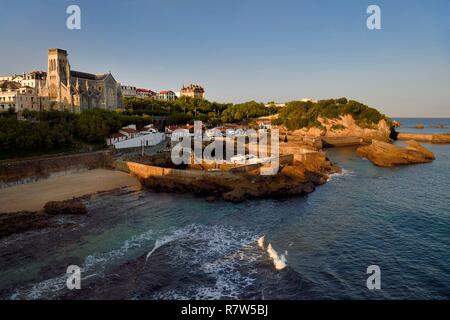 Francia, Pirenei Atlantiques, Paese Basco, Biarritz, Sainte Eugenie chiesa affacciato su Port des Pecheurs Foto Stock