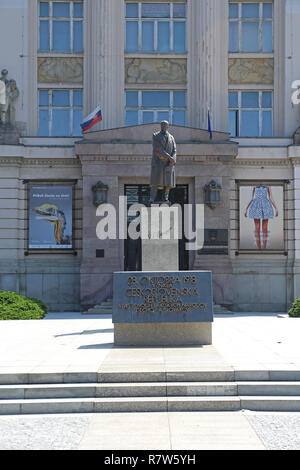 Bratislava, Slovacchia - 10 Luglio 2015: la statua in bronzo di Tomas Garrigue Masaryk nella parte anteriore del Museo nazionale slovacco a Bratislava, in Slovacchia. Foto Stock