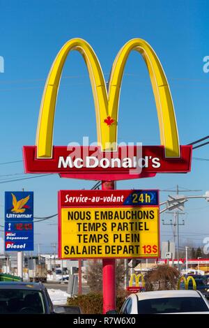 Canada, Provincia di Quebec, Abitibi Témiscamingue Regione, Abitibi, Val d'O, 3° Avenue, il centro dello shopping, Mc Donald's ristorante fast food, assunzione di personale Foto Stock